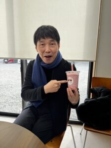 山本一太群馬県知事にいちごシェイクをお召し上がりいただきました